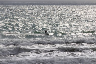 Sahilde uçurtma sörfü