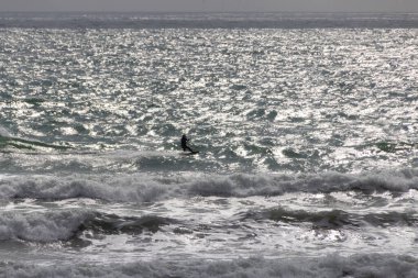 Sahilde uçurtma sörfü