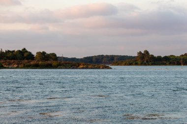 Nehrin üzerinde gün batımı