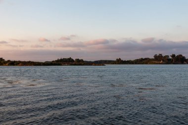 Nehrin üzerinde gün batımı