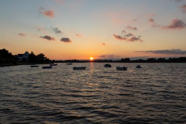 Nehrin üzerinde gün batımı