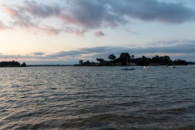 Nehrin üzerinde gün batımı