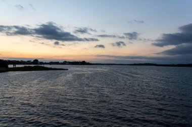 Nehirde gün batımı