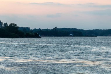 Nehirde gün batımı