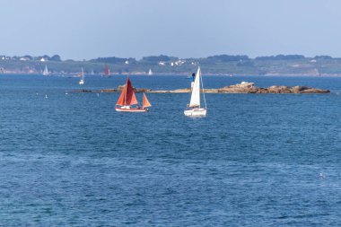 Denizde yelkenli teknesi