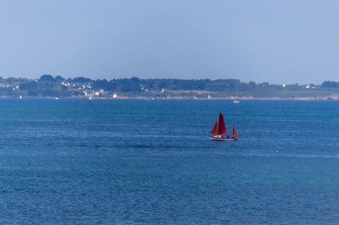 Denizde yelkenli teknesi