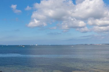 Bulutlar ve deniz manzarası