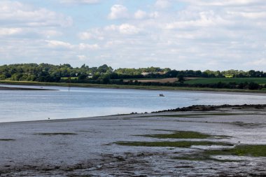 Kırsaldaki nehir manzarası