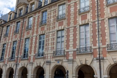 Eski binanın ön cephesi