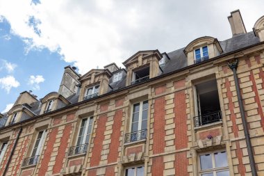 Eski binanın ön cephesi