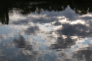 Bulutlu suda yansıma