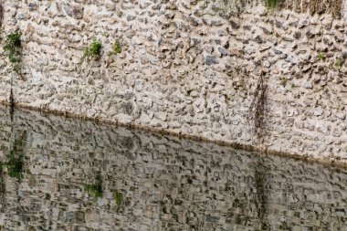 Nehrin kıyısında çit var.