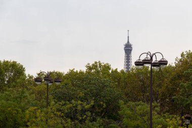 şehirde eyfel kulesi