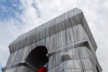 Paris zafer kemeri gri hava ile doludur.