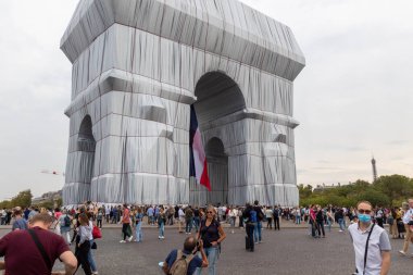 Paris zafer kemeri gri hava ile doludur.
