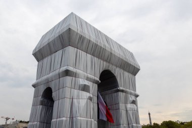 Paris zafer kemeri gri hava ile doludur.