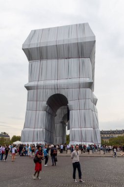 Paris zafer kemeri gri hava ile doludur.