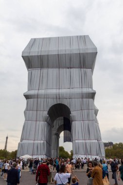 Paris zafer kemeri gri hava ile doludur.