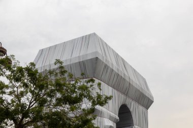 Paris zafer kemeri gri hava ile doludur.