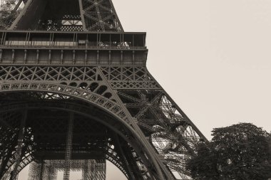 Eyfel Kulesi Yazın