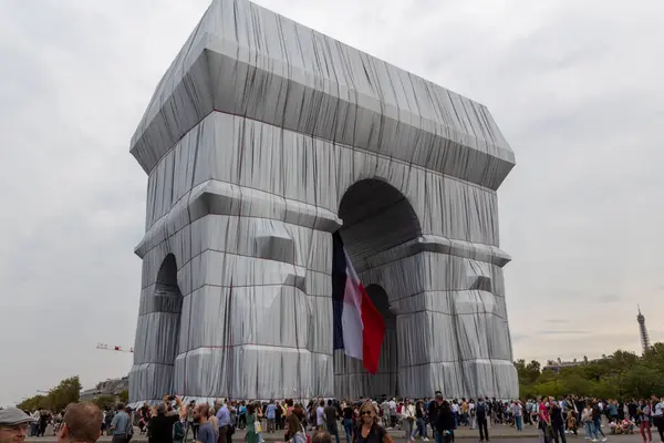 Paris zafer kemeri gri hava ile doludur.
