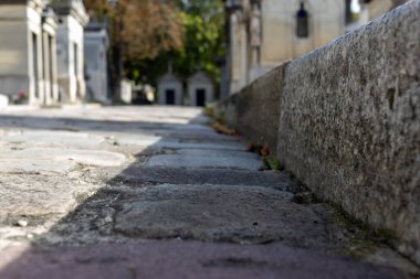 Şehirdeki eski mezarlık.