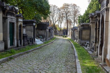 Şehirdeki eski mezarlık.