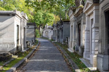 Şehirdeki eski mezarlık.