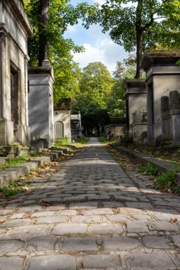 Şehirdeki eski mezarlık.