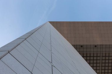 Şehirdeki modern ofis binası