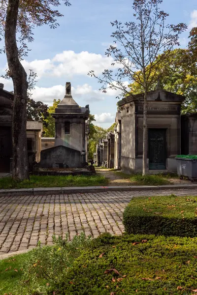 Şehirdeki eski mezarlık.