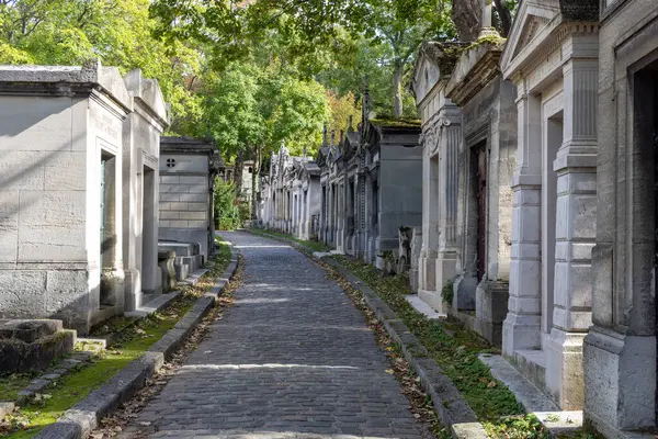 Şehirdeki eski mezarlık.