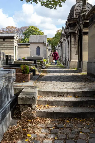 Şehirdeki eski mezarlık.