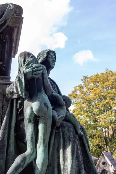 Bir mezarlığın ortasında statü