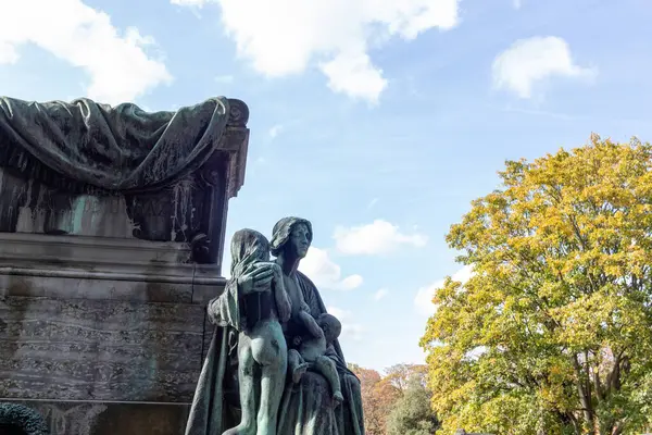 Bir mezarlığın ortasında statü