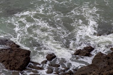 Kayalıklarda dalgalar