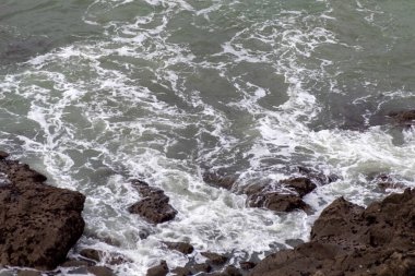 Kayalıklarda dalgalar