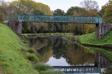 Sonbaharda nehir üzerinde köprü