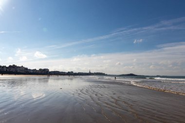 Kışın sahilde günbatımı