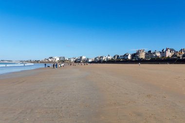 Kışın sahilde günbatımı