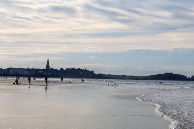 Kışın sahilde günbatımı