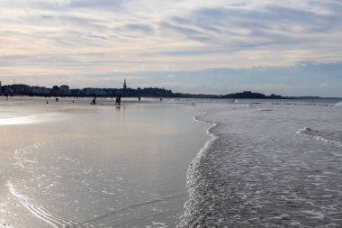 Kışın sahilde günbatımı