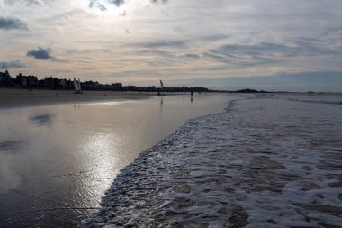 Kışın sahilde günbatımı