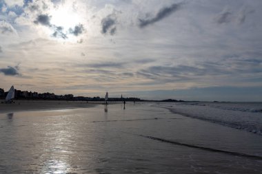 Kışın sahilde günbatımı