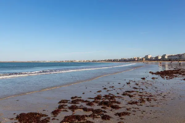 Kışın sahilde günbatımı