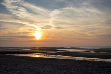 Sahilde gün batımı