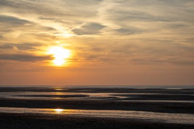 Sahilde gün batımı