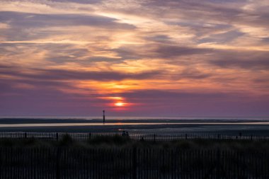 Sahilde gün batımı