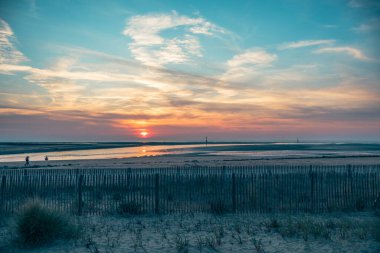 Sahilde gün batımı
