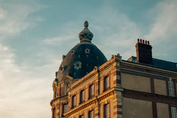 Sahildeki bir tatil köyünde eski bir otel.